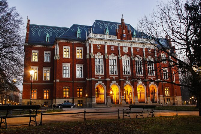 2-Hour City Walking Tour in Creepy Krakow - Guides and Storytelling Style: What to Expect