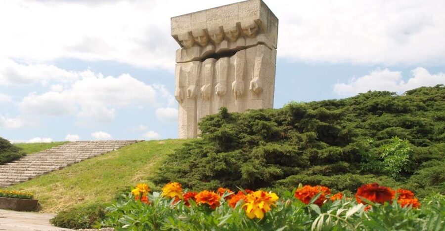 2-Hour Guided Tour in Kraków-Płaszów Concentration Camp - Meet at Apteka Pod Orlem, then orient yourself in Podgórze