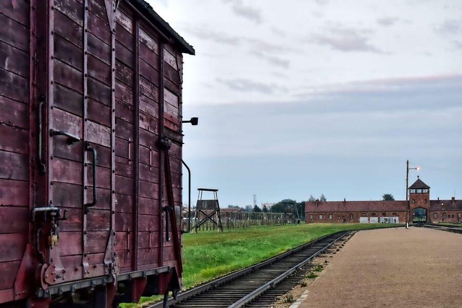 Auschwitz-Birkenau: Guided Tour and Skip-The-Line Ticket - Auschwitz-Birkenau in 210 Minutes: What the Guided Format Really Gives You