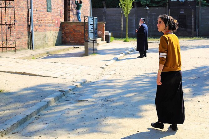 Auschwitz Birkenau: Live-Guided Tour with Transportation and Hotel Pickup - Early-morning pickup in Krakow: minivans, time changes, and what to pack