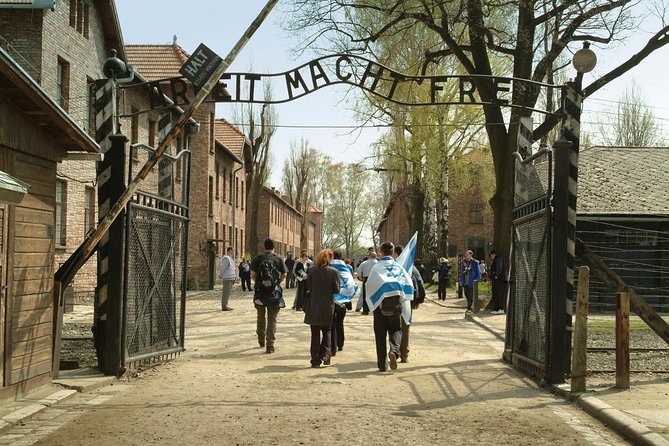 Auschwitz-Birkenau Museum and Memorial Guided Tour from Krakow - The morning drive: pickup, the documentary, and how the day flows