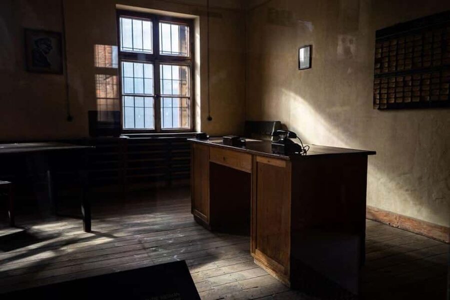 Auschwitz-Birkenau: Skip-the-Line Entry and Guided Tour - Auschwitz I in about 2 hours: what your guide helps you notice