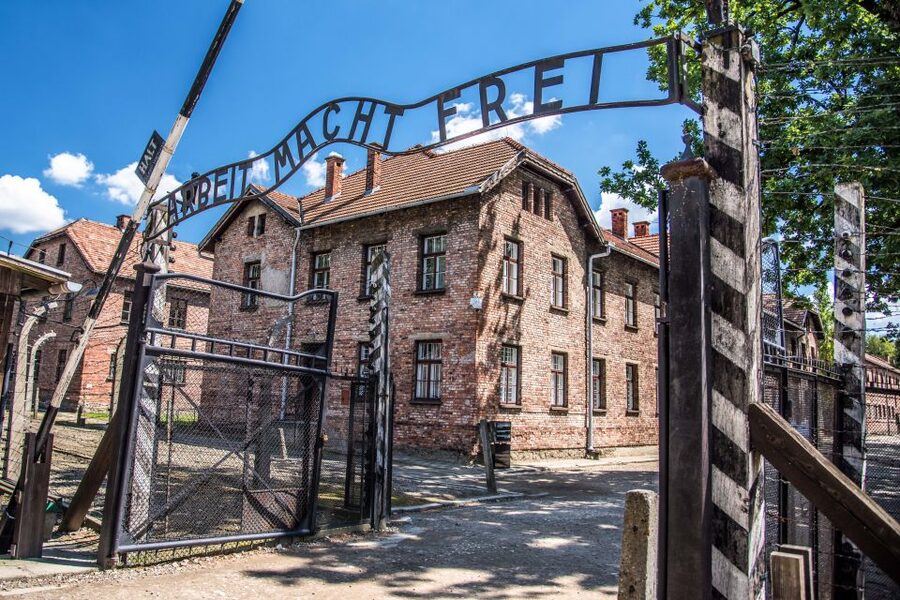 Auschwitz Ticket and Full-Day Tour from Krakow - Auschwitz I: the administrative center and the power of guided context