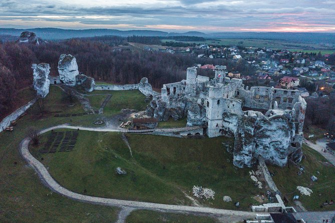 Castles Tour by The Eagles' Nests Trail, day tour from Krakow - Zamek Pieskowa Skała: courtyard, views, and the Hercules Club