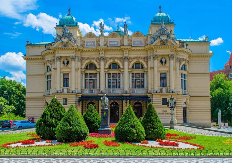 Family Tour of Krakow Old Town with Sweets Factory & Cruise - Optional Vistula River cruise: views plus an audio guide (4-hour tour)
