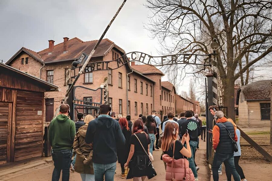 From Krakow: Auschwitz-Birkenau Full-Day Guided Tour - The Short Transfer and Break: Time to Reset Before Birkenau