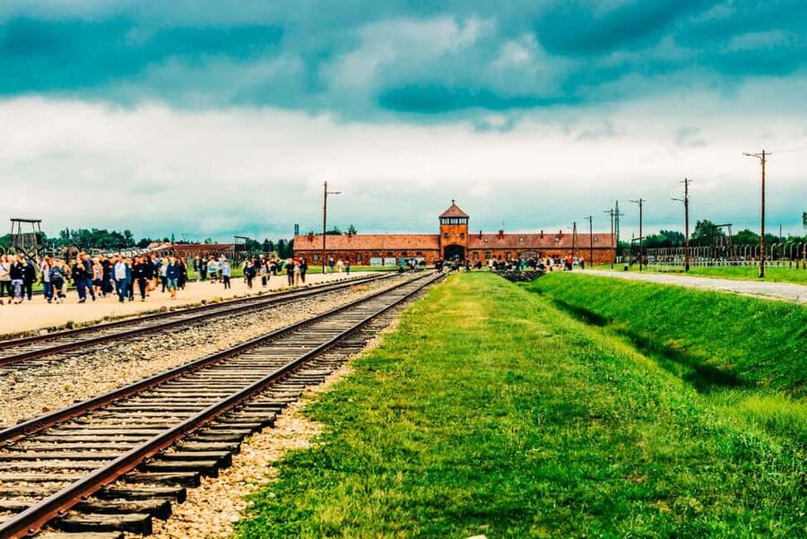 From Krakow: Auschwitz-Birkenau & Schindler's Factory Tour - Podgórze break time: what you can actually do with 50 minutes