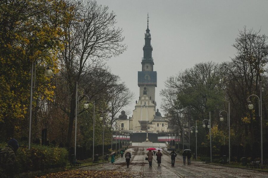 From Krakow: Częstochowa "Black Madonna" Day Tour - Chapel of Our Lady of Jasna Góra: seeing the Black Madonna with context