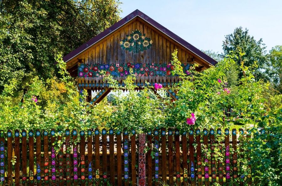From Krakow: Guided Tour of Zalipie - Walking the colorful village: what the guided portion is really like