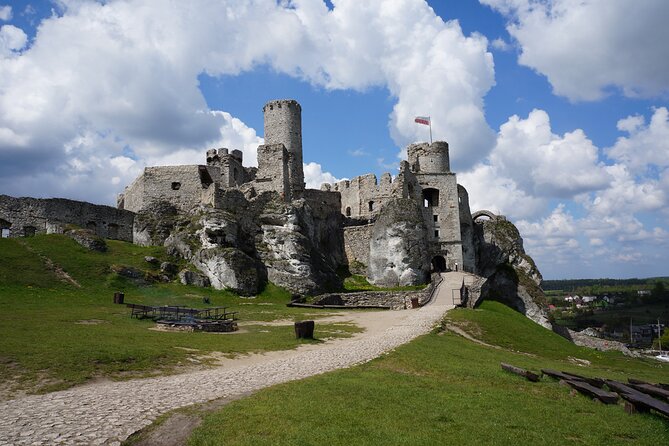 From Krakow: Ojcow National Park and Pieskowa Skala Castle - Pieskowa Skala Castle: Renaissance architecture with a real art connection