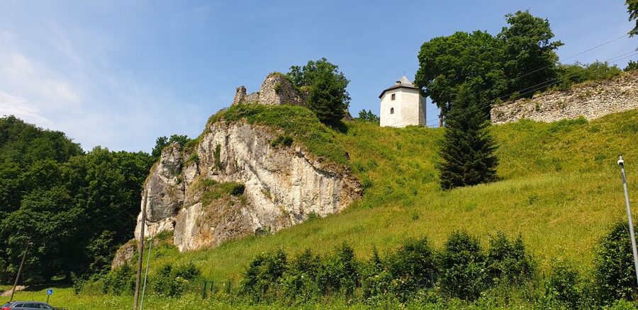 From Krakow: Ojców National Park & Ogrodzieniec Castle Tour - Maczuga Herkulesa: the Hercules’ Club rock formation photo break