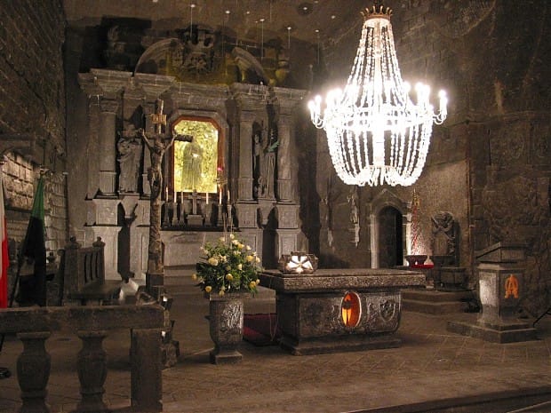 From Kraków: Wieliczka Salt Mine Guided Tour with Transport - Inside the Mine: Chambers, Salt Lakes, Machines, and St. Kinga’s Chapel
