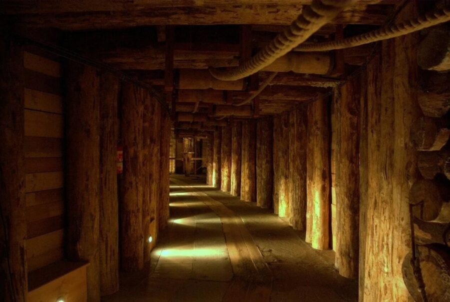 From Krakow: Wieliczka Salt Mine Tourist Route - Getting down: 800 steps, 14–16°C, and what to wear