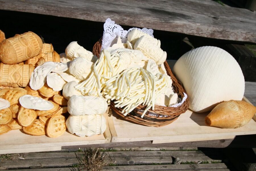 From Krakow: Zakopane Day Tour with Tasting & Funicular Ride - Chochołów’s wooden houses and the highlander cheese-and-liquor moment