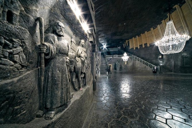 Full day tour to Auschwitz-Birkenau and Salt Mine with a local guide from Krakow - Auschwitz I: starting with the official museum tour format