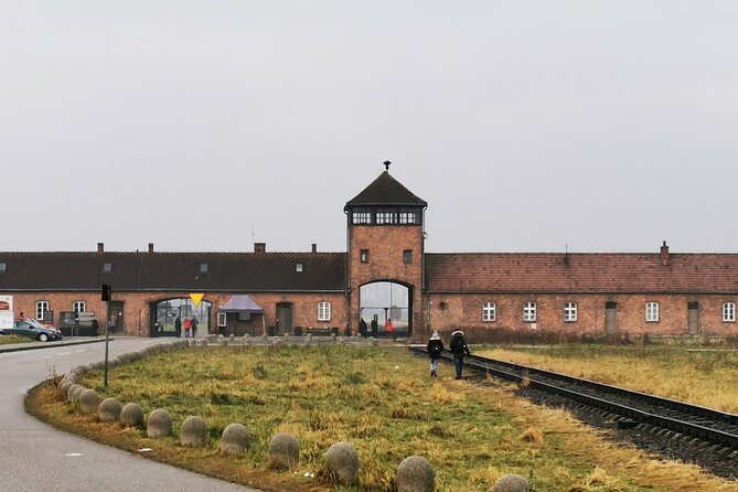 Guided Tour from Krakow to Auschwitz Birkenau with hotel pick up - Auschwitz I: the 2-hour walk that sets the stage