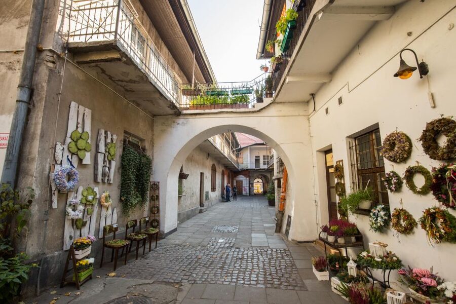 Kazimierz, Schindler's Factory & Ghetto Guided Tour - Why this Krakow route works: Kazimierz to Schindler to the ghetto
