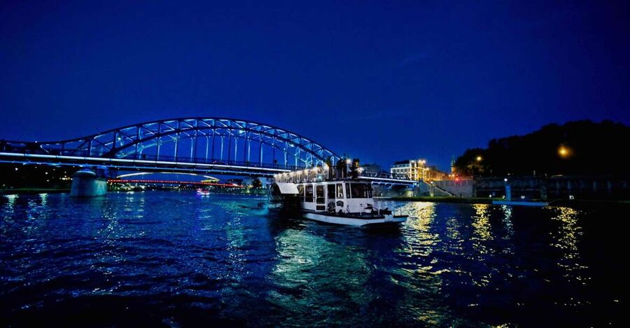 Krakow: 1-Hour Evening Vistula River Cruise - Manggha Centre and the bridge parade toward Kazimierz
