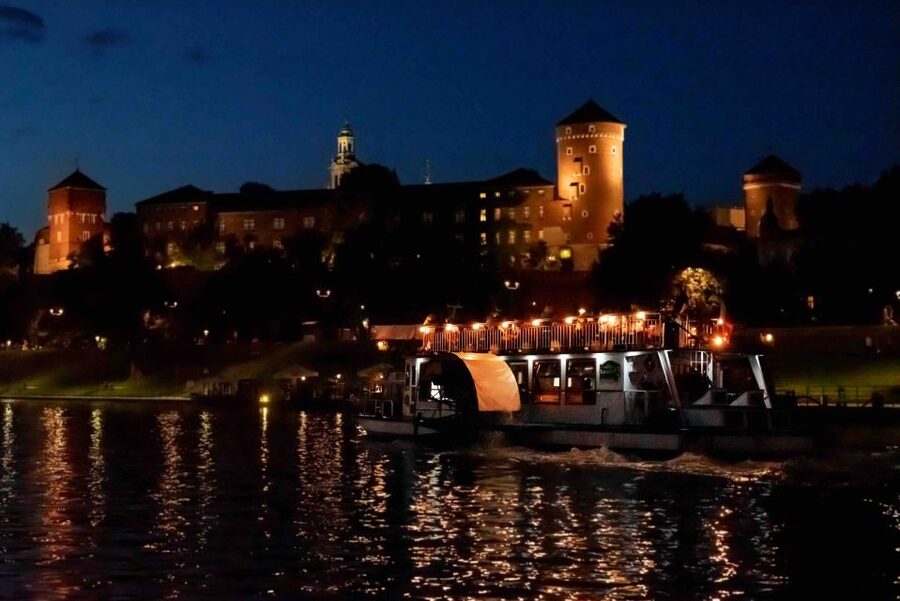 Krakow: 1-Hour Evening Vistula River Cruise - What you can realistically hear: audio guide volume and comfort
