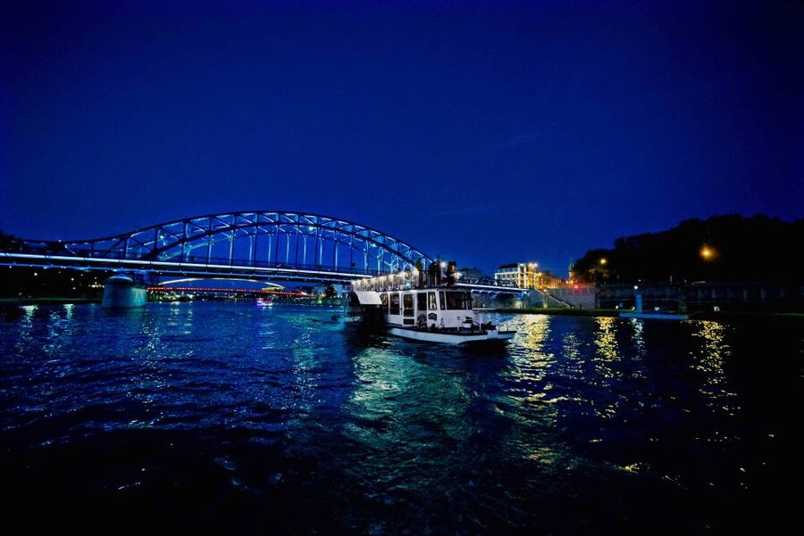 Krakow: 1-Hour Evening Vistula River Cruise - Drinks and timing: making the hour feel like your evening