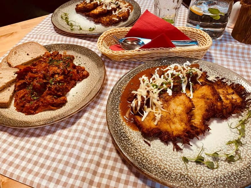 Krakow: 6-Course Full Polish Food Tour with Vodka Tasting - The Flow of the Evening: How 5 Courses Can Feel Like 6