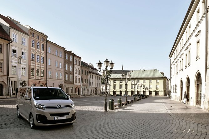 Krakow Airport Transfer ⇄ Your Hotel - Meet-and-greet with an English-speaking chauffeur: how it reduces stress