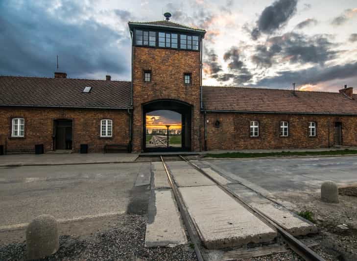 Krakow: Auschwitz-Birkenau Guided Tour with Pickup & Lunch - Why Auschwitz-Birkenau in one day is the right kind of planning