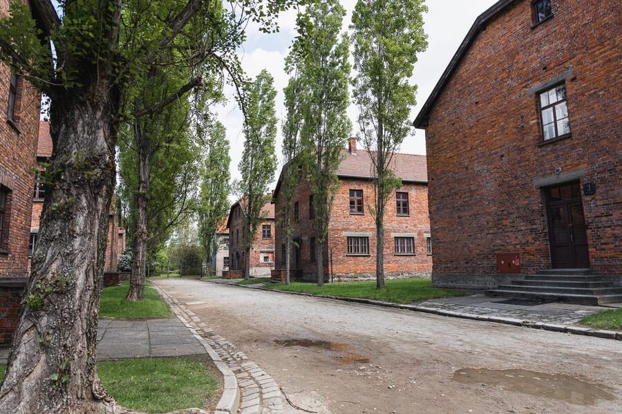 Krakow Auschwitz-Birkenau Memorial Guided Tour Meeting Point - The meeting point in Krakow: Mercure Hotel on Pawia 18b