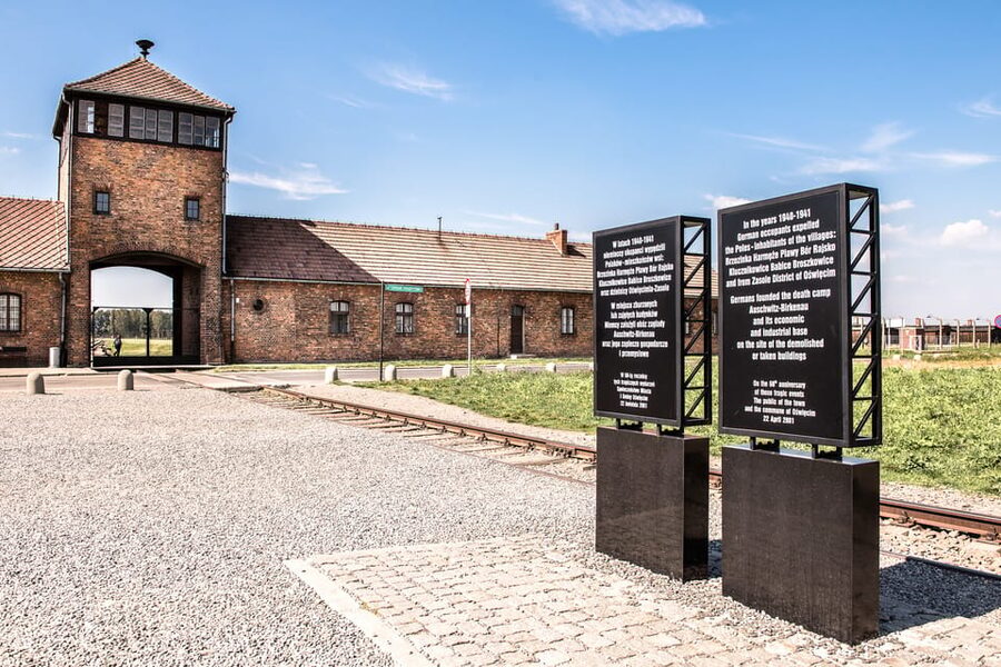 Krakow: Auschwitz-Birkenau & Wieliczka Salt Mine Day Tour - Auschwitz I: a structured 2.5-hour museum visit