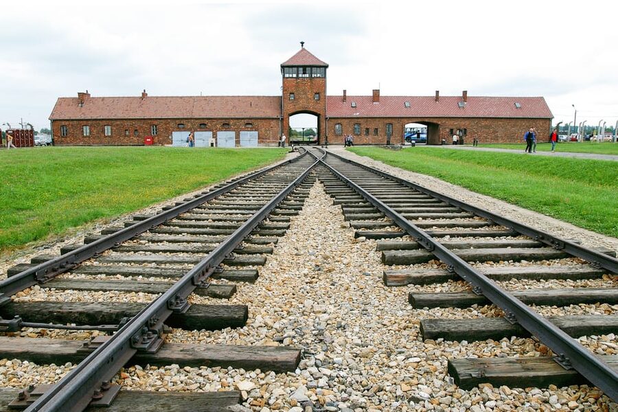 Krakow: Auschwitz & Wieliczka Salt Mine Guided Day Tour - A long day, logically arranged: Auschwitz to Wieliczka in one loop