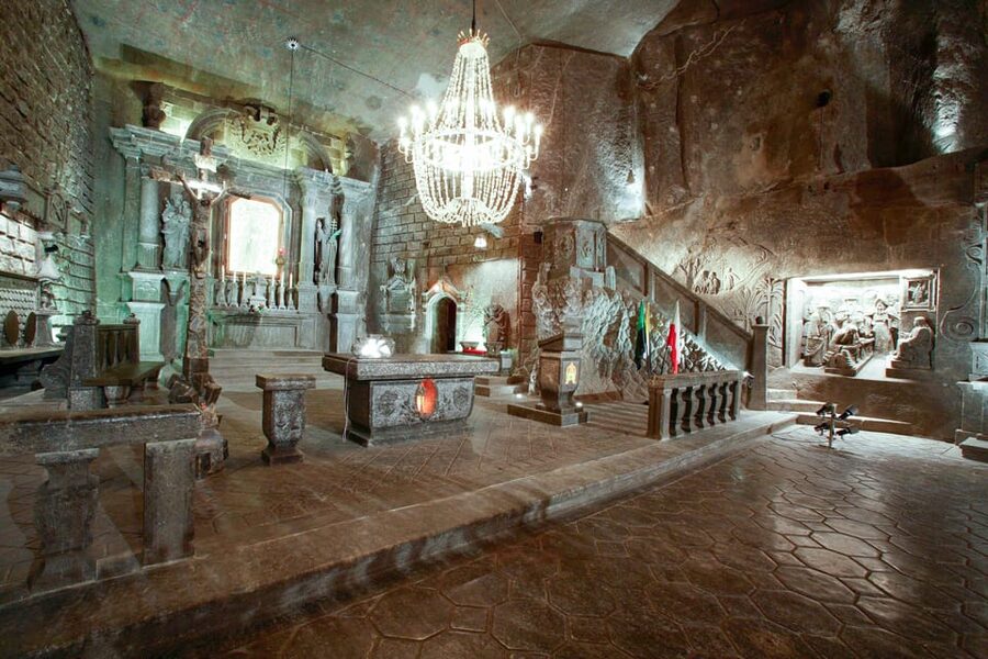Krakow: Auschwitz & Wieliczka Salt Mine Guided Day Tour - The emotional pacing: remembering vs. rushing