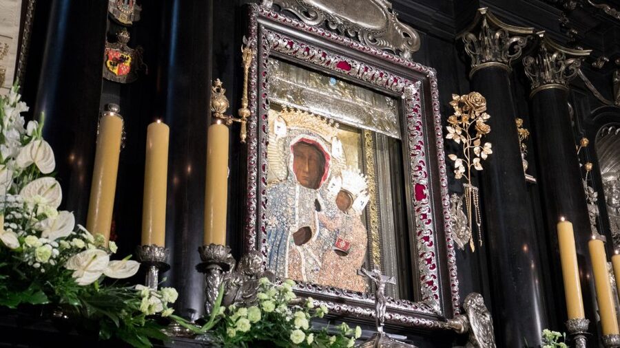 Krakow: Black Madonna of Częstochowa & Home of John Paul II - Wadowice parish church: where the baptismal font anchors everything