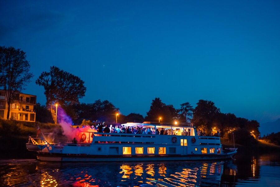 Krakow: Boat Party with Unlimited Drinks - Live magic show + drinking games: why the onboard entertainment matters