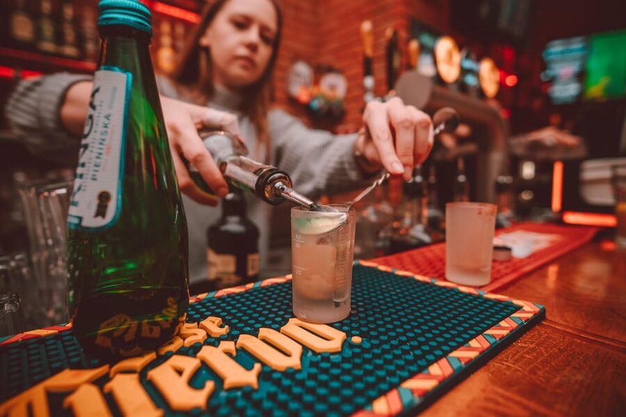 Krakow: Bottomless Brunch with 3-Course Meal and Drinks - The 3-Course Meal Plan: Nachos, MoaBurger, and Cake