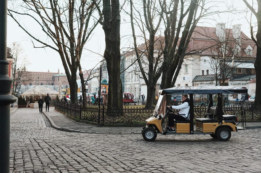 Krakow: City Sightseeing Tour by Golf Cart - Kazimierz (Jewish Quarter): synagogues, street names, and living-memory stops