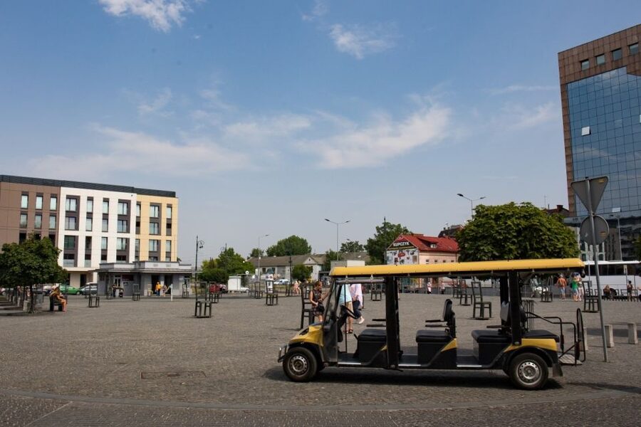 Krakow: City Tour of 3 Districts by Electric Car - Guides and the audio-guide mix