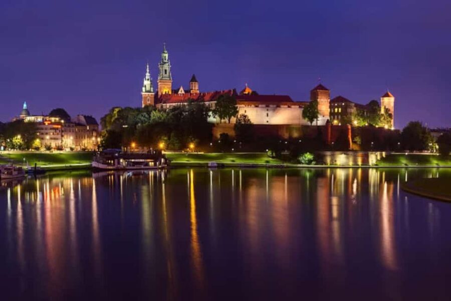 Krakow: Evening or Night Gondola Cruise - Wawel Hill to the dragon statue: the cruise’s movie-scene opening