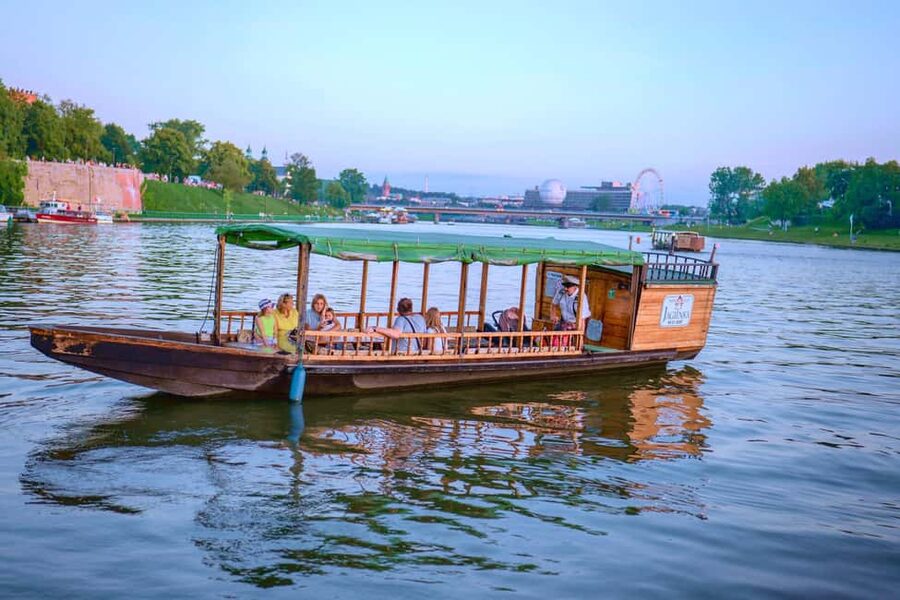 Krakow: Evening or Night Gondola Cruise - What the gondolier and audioguide add (and how to use them)