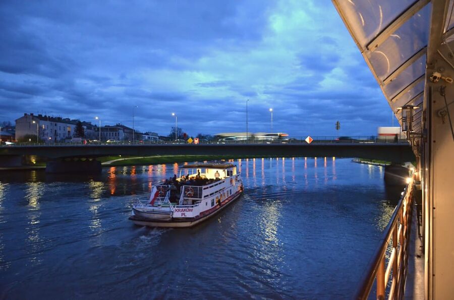Krakow: Evening or Night Sightseeing Cruise - Audio guide reality check: listening without straining