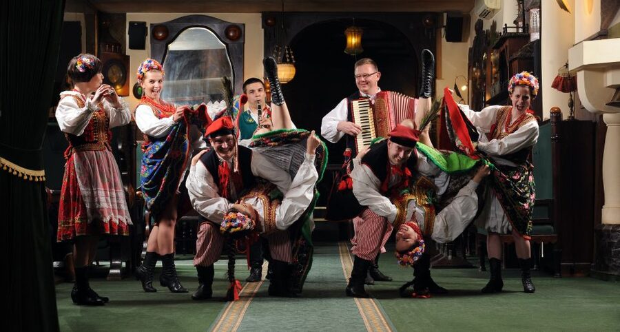 Krakow: Folk Show & 3-Course Dinner at Jama Michalika Café - Audience dancing tips: how to join in without making it awkward