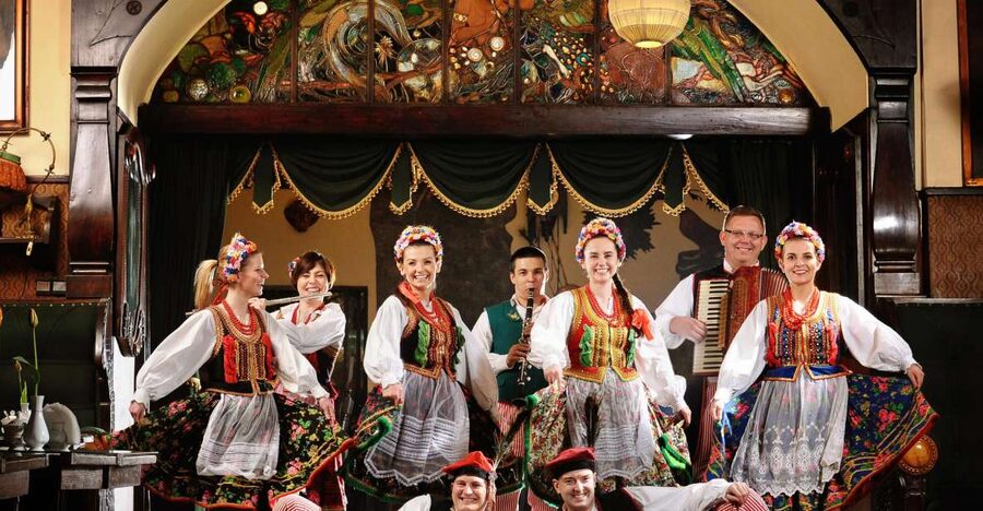 Krakow: Folk Show & 3-Course Dinner at Jama Michalika Café - The show format: two 25-minute folk performances (plus breaks for dancing)