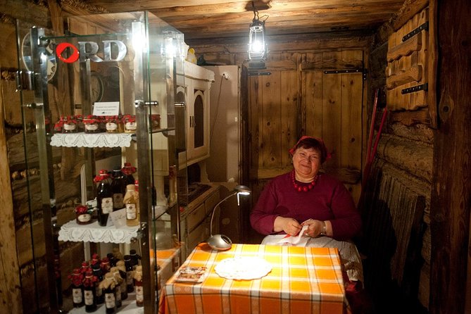 Krakow: Food Tour of 10 Tastings with Pierogi, Vodka & More - Rynek Główny and Floriańska: Old Market Square to the Barbican finish