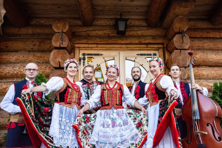 Krakow: Full Traditional Polish Dinner & Folk Show - Transportation and Timing: How to Avoid Common Friction