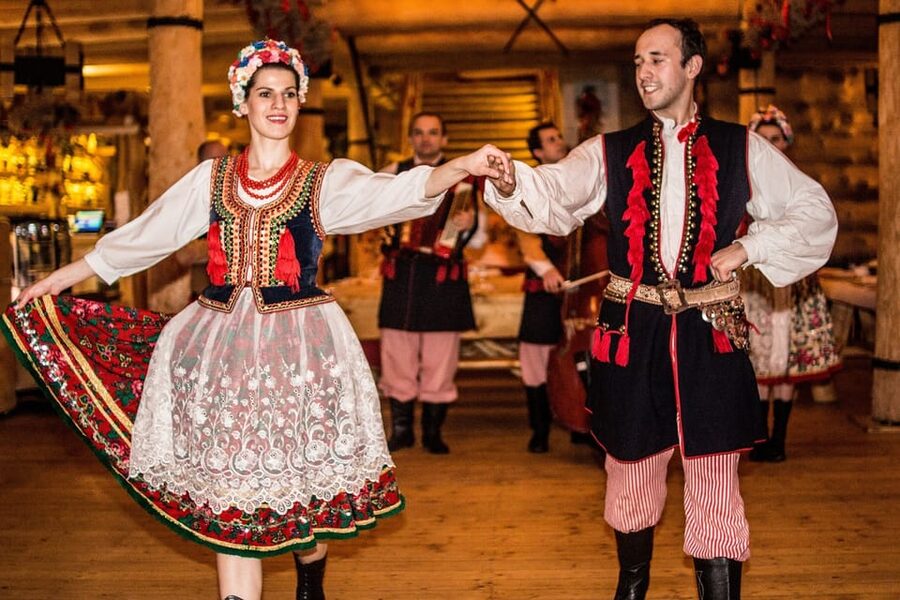 Krakow: Full Traditional Polish Dinner & Folk Show - Skansen Smaków: Forest-Cabin Atmosphere Near Kryspinów Lake