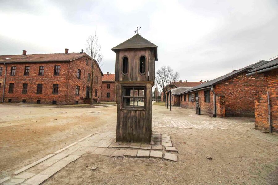Krakow: Guided Auschwitz-Birkenau Tour - Minivan Transport - Auschwitz II-Birkenau: bigger scale, longer walk, stricter pace