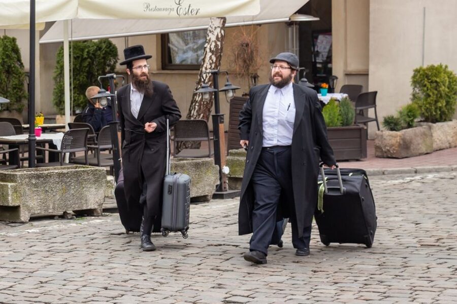 Krakow: Guided Kazimierz Jewish Quarter Walking Tour - Entering Kazimierz From the Old Synagogue Steps
