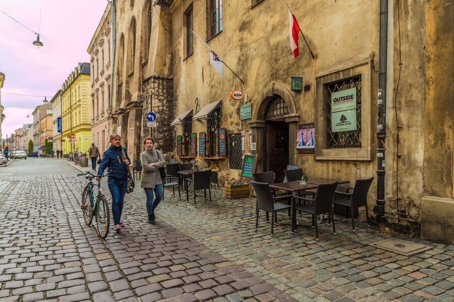 Krakow: Guided Kazimierz Jewish Quarter Walking Tour - Szeroka Street and the Old City Walls: Read the Streets
