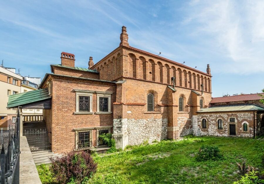 Krakow: Guided Kazimierz Jewish Quarter Walking Tour - Remah Synagogue and the Old Jewish Cemetery: A Serious Stop