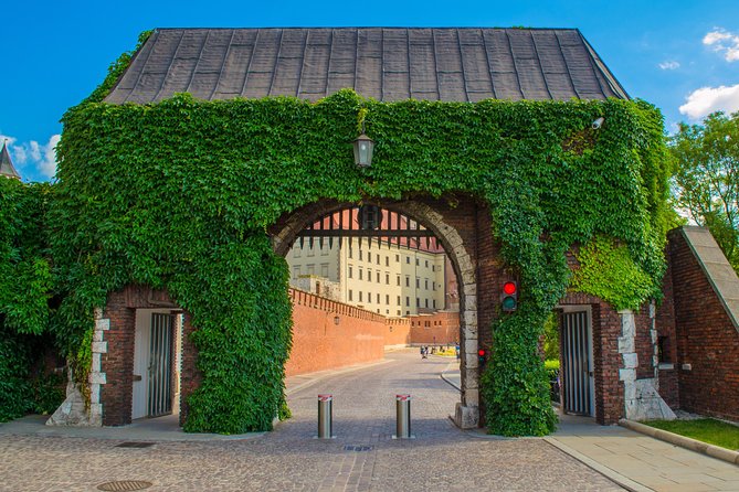Krakow: Guided Tour of Wawel Castle & Cathedral - Meeting point, timing, and group size: plan like a pro