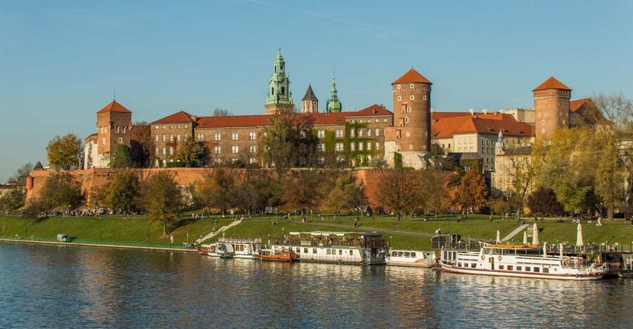 Krakow: Guided Wawel Tour, Lunch, and Vistula River Cruise - Lunch at a Local Bistro: Included, Not Fancy, Still Useful Fuel